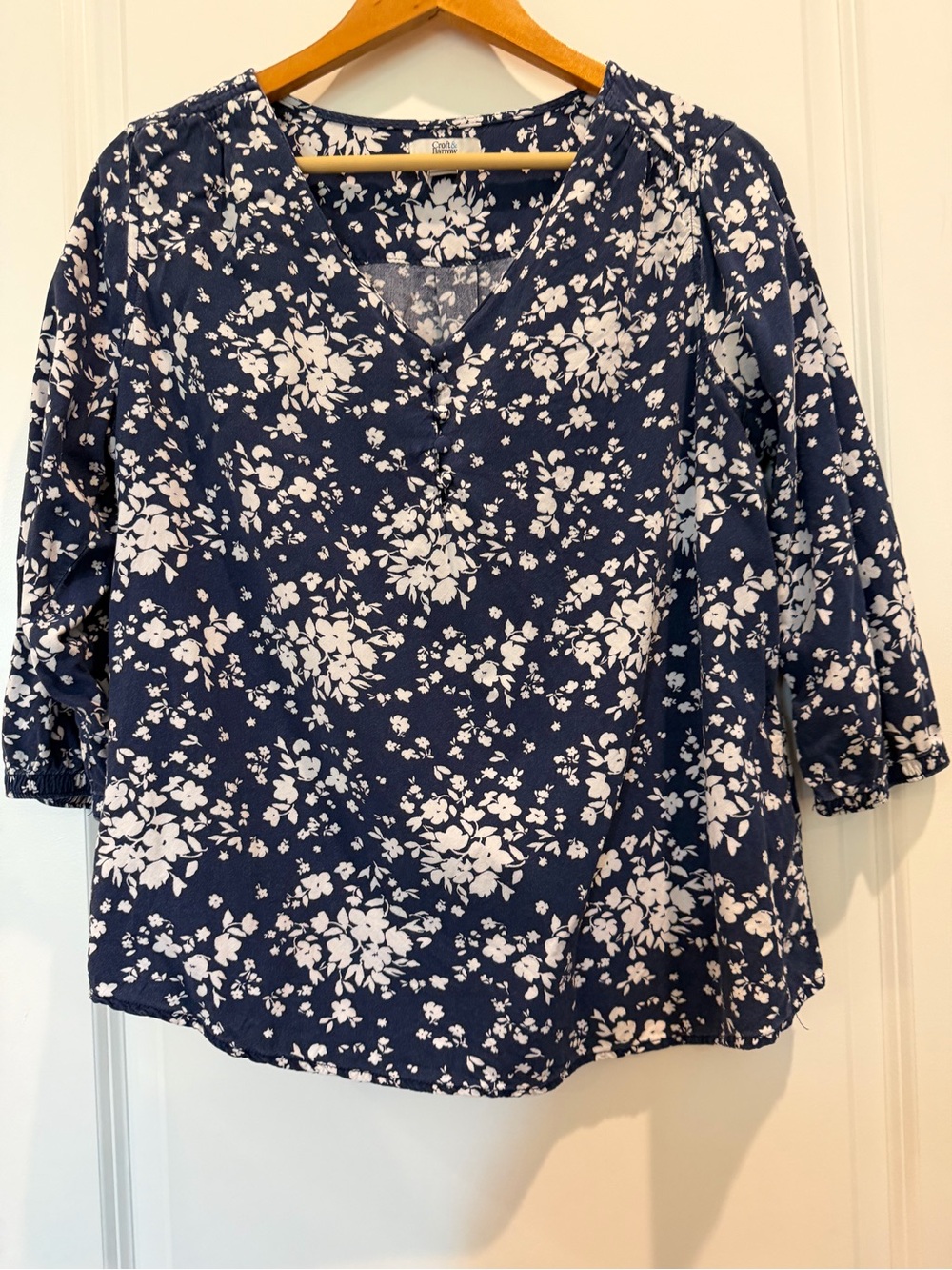 Croft & Barrow Women's Large Blue White Floral Rayon Blouse V-Neck 3/4 Sleeve
